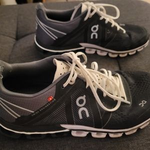 ON Cloudflow Blue Sneakers size 6.5